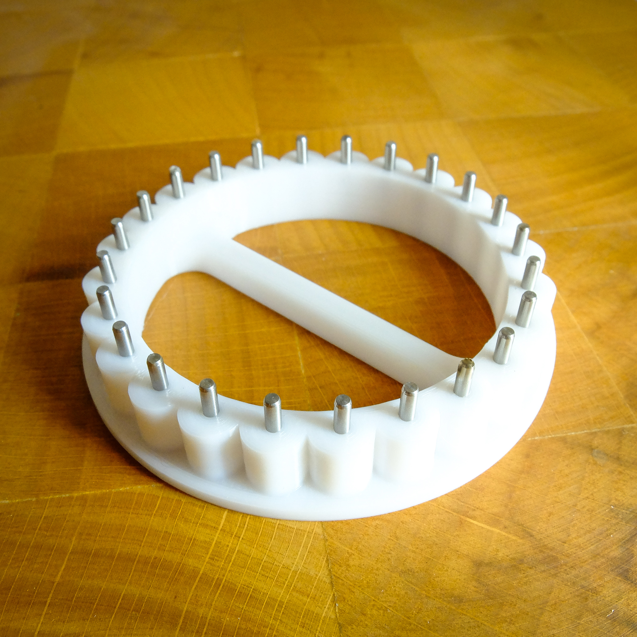 Tool to produce a circle of dots around icing